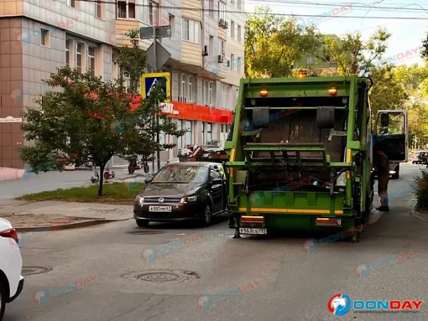 В центре Ростова мусоровоз провалился в дорожную яму