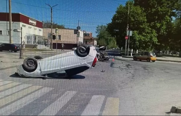 Водитель пострадал в ДТП с перевернувшимся автомобилем в Новочеркасске