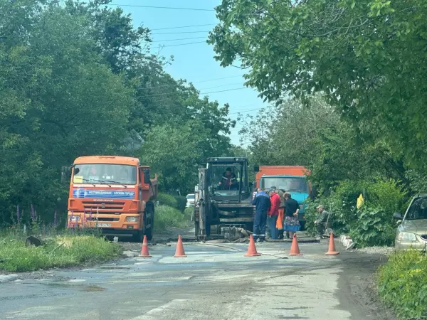 В Ростове на Западном оградили яму, куда провалилась легковушка
