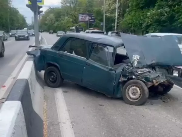 В массовом ДТП с автобусом на Стачки пострадал 25-летний парень
