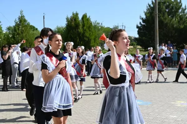 В Аксайском районе провели последний звонок на улице, несмотря на запрет 