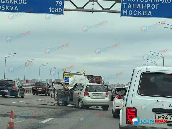 На выезде из Батайска легковушка врезалась в дорожную технику