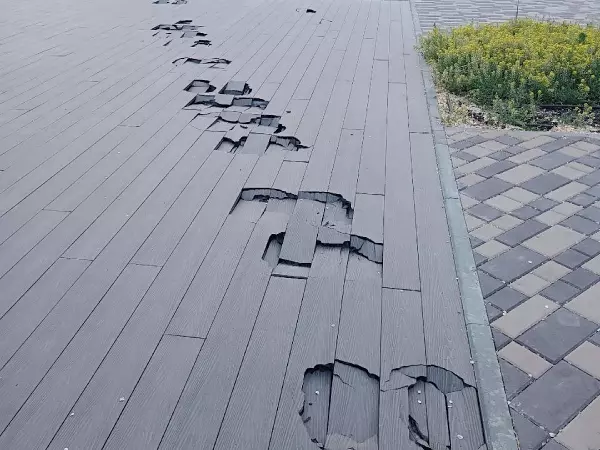 В Белой Калитве спустя неделю после открытия парка Маяковского повредили террасу