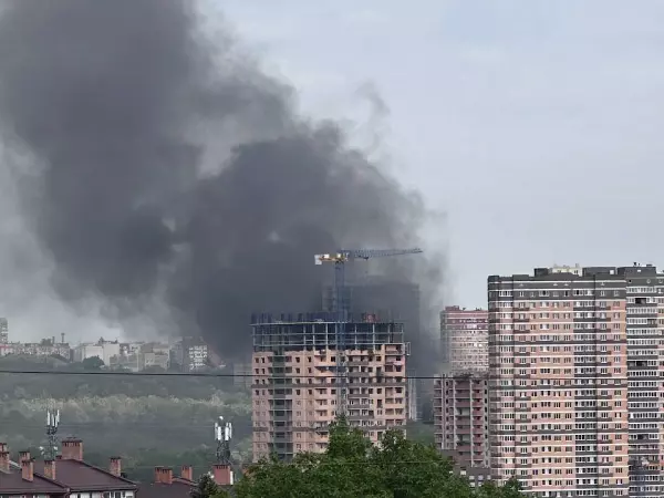 В Ростове крупный пожар охватил складские помещения на Штахановского