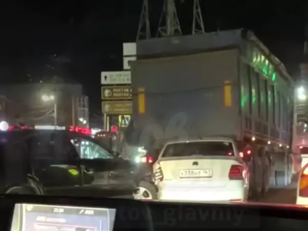 В Ростове две легковушки врезались в фуру на проспекте Стачки