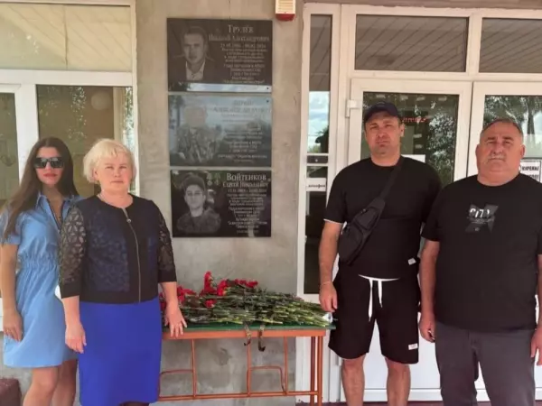Мемориальную табличку в честь погибшего на СВО бойца установили в Ростовской области