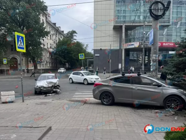 После ДТП в центре Ростова водителя легковушки увезли на «скорой»