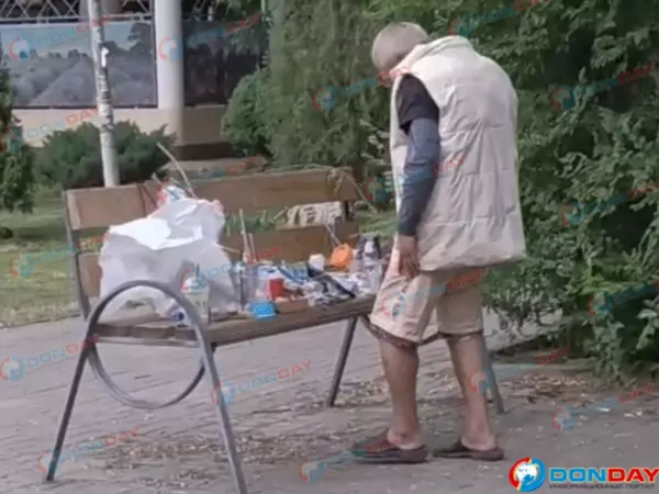 Пенсионер выстраивает «композиции» из мусора в парке Батайска