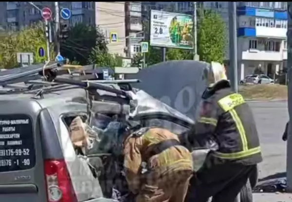 В Ростове в жутком ДТП с «Ладой Ларгус» пострадали два человека
