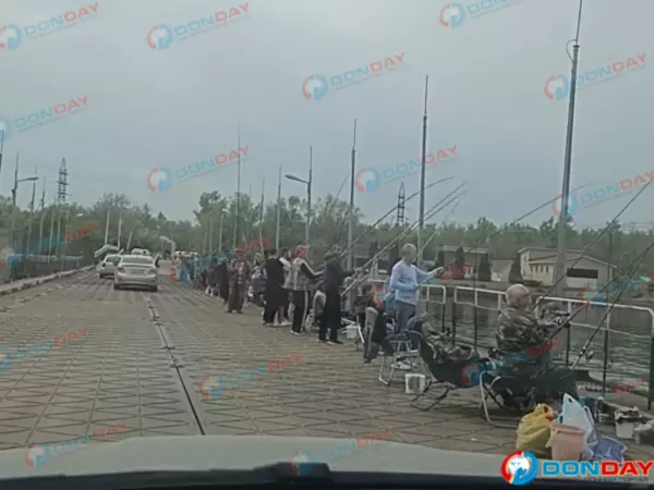 В Ростове рыбаки атаковали понтонный мост на Зеленом острове