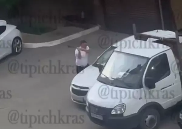 Разъяренный мужчина с топором раскромсал припаркованный автомобиль в Краснодаре