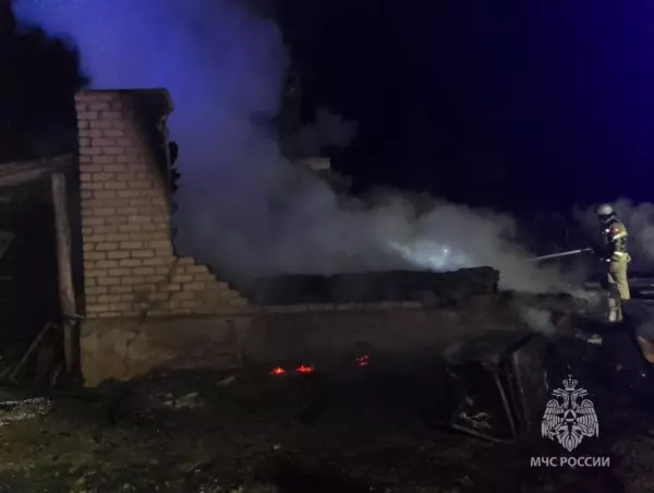 В Ростовской области при пожаре в частном доме один мужчина погиб и еще один пострадал