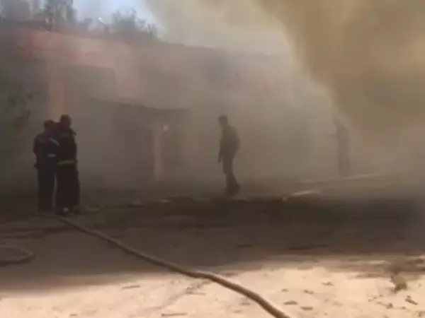 Появились кадры тушения крупного пожара на складе в Каменске-Шахтинском