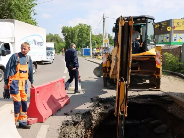В Ростове на Орской после очистки коллектора обрушился трубопровод
