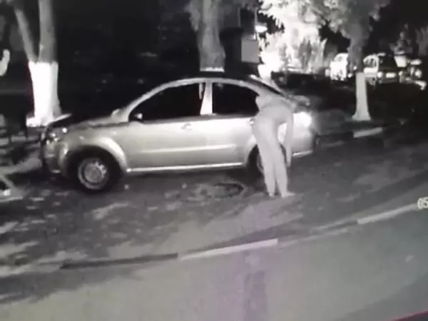 В Азове неизвестный порезал шины более чем на десяти автомобилях