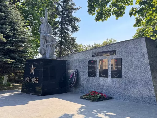 Житель поселка Овощного Азовского района восстановил мемориал павшим воинам ВОВ