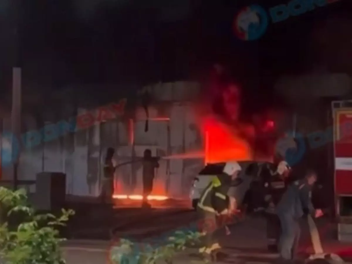 Три машины сгорели на автомойке в Батайске