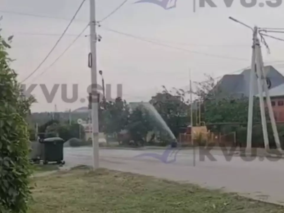 Коммунальный трехметровый фонтан забил в поселке ХБК города Шахты