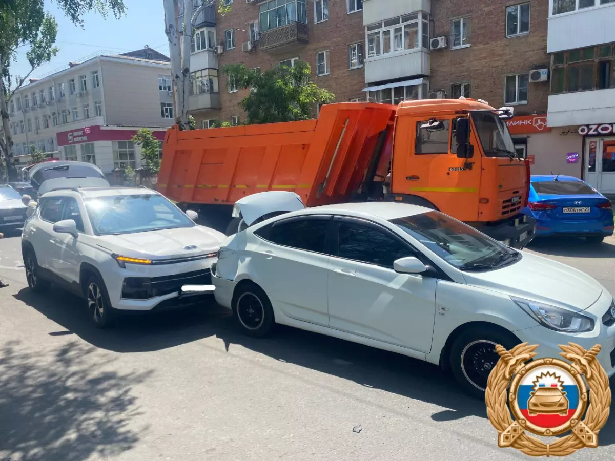 В массовом ДТП в Ростове пострадал 27-летний пассажир такси