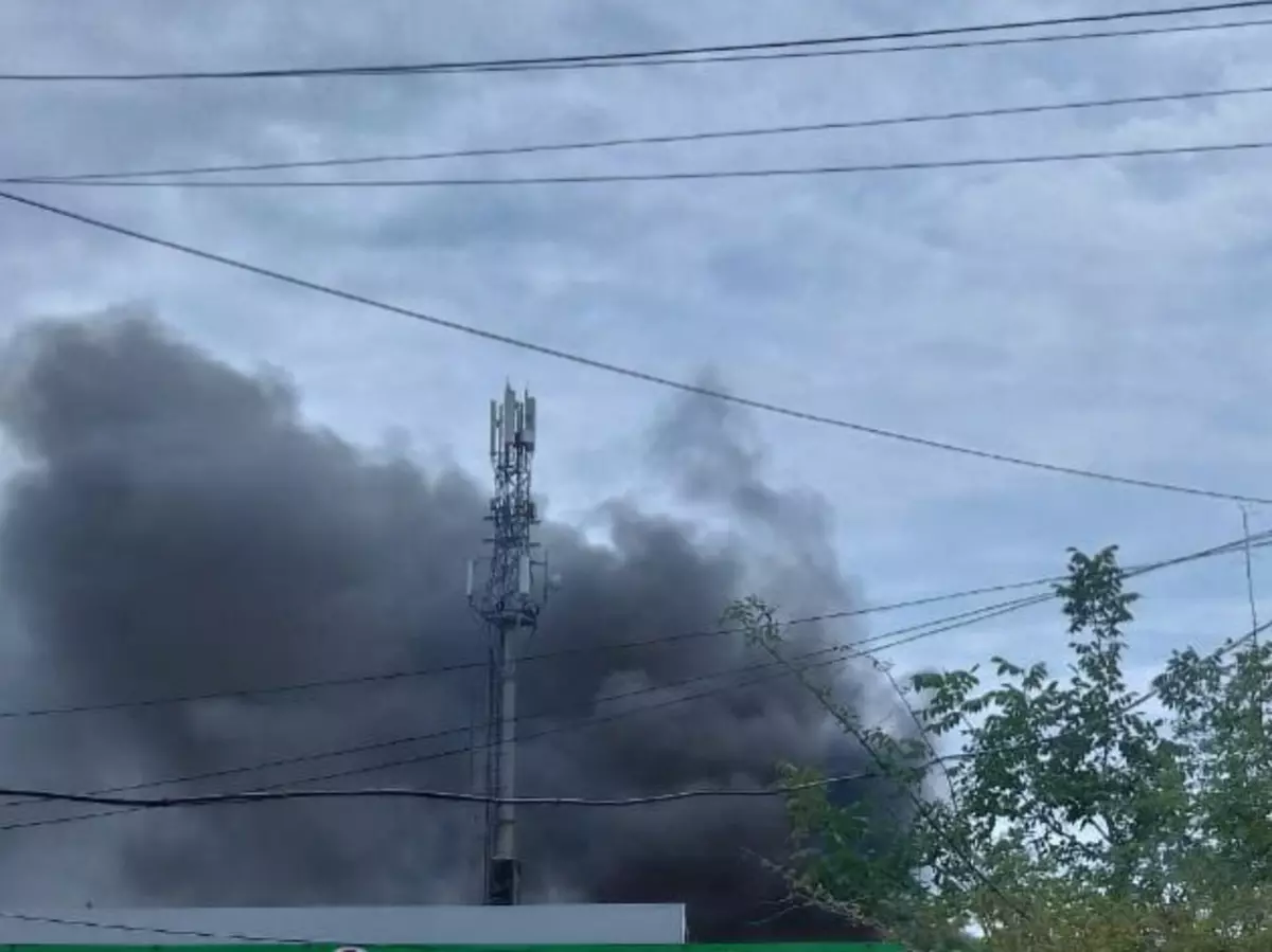 Крупный пожар в цеху по приему металлолома в Шахтах тушат почти 100 человек
