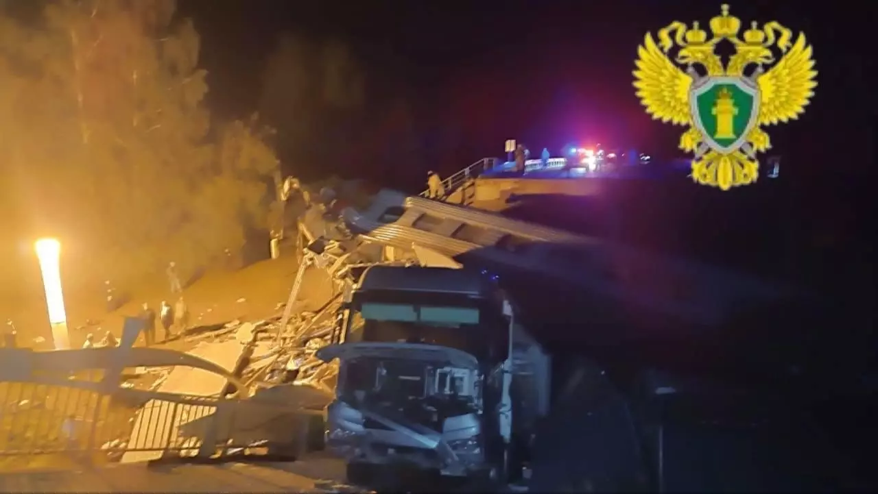 Автомобильный мост рухнул на проходивший под ним поезд в Брянской области