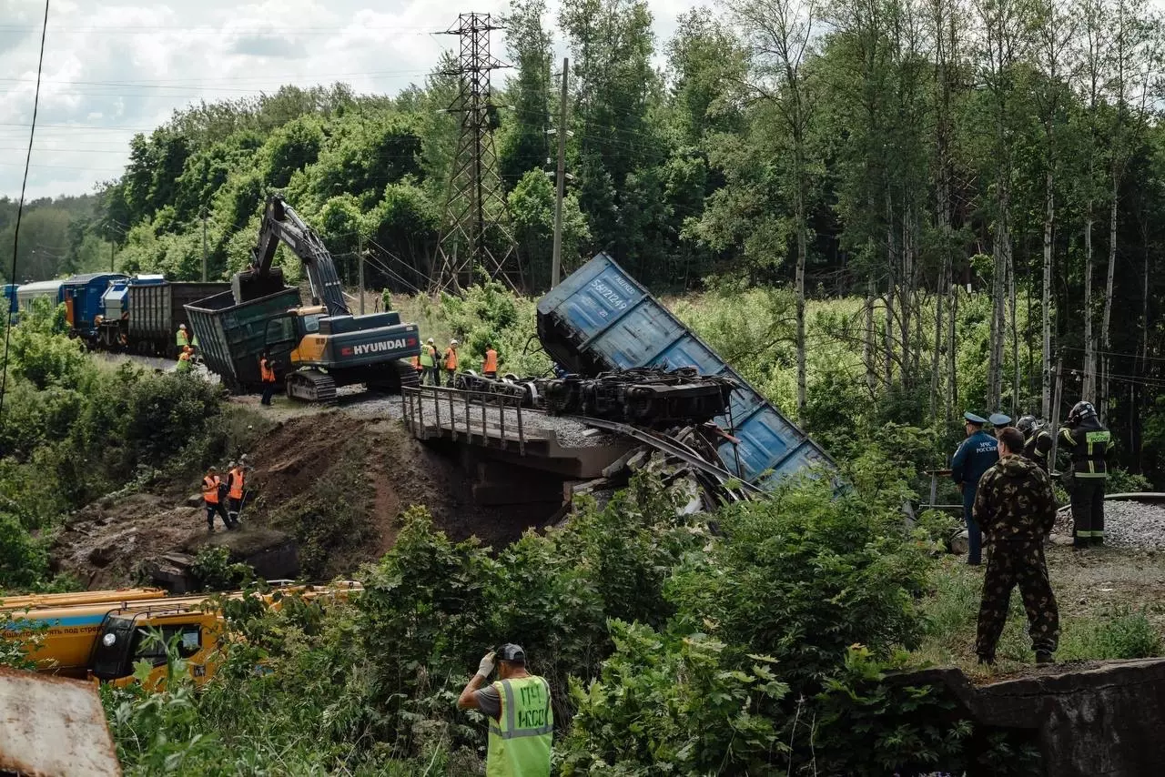 Кадры с места крушения моста на поезд в Брянской области