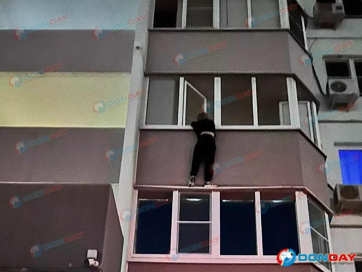 В Ростове на Суворовском девушка едва не сорвалась с балкона квартиры