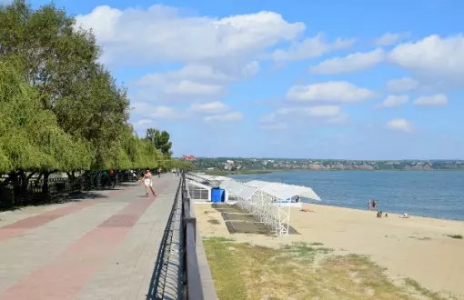 В Таганроге на пляже «Тополек» умерла женщина