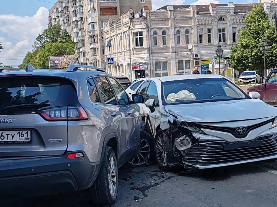 На улице Московской в Азове произошло массовое ДТП