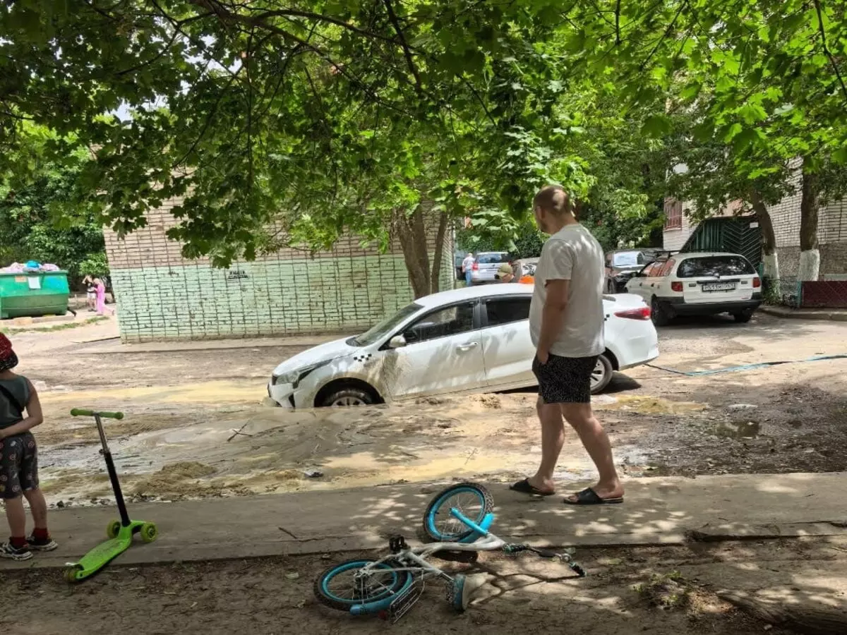 В Таганроге машина такси провалилась в глубокую яму