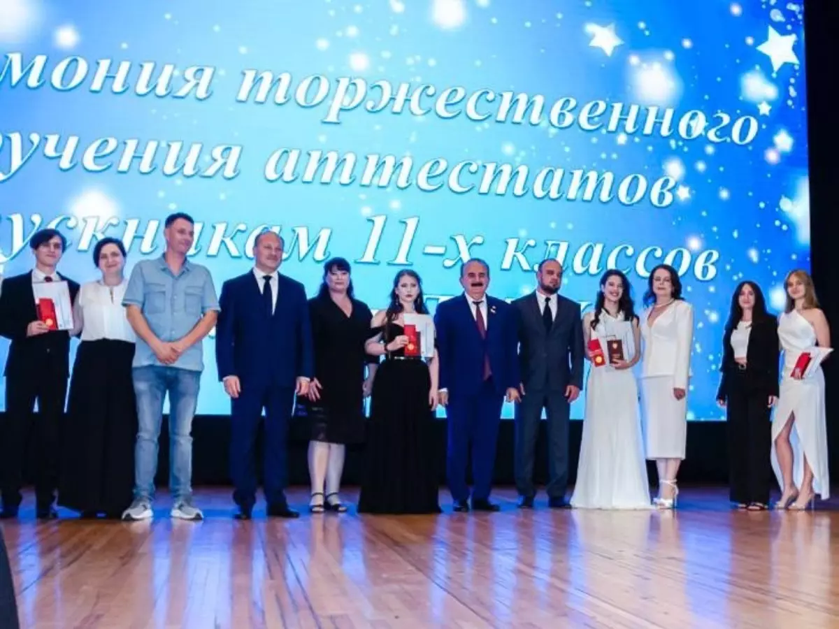 Глава Ростова Александр Скрябин вручил выпускникам медали за успехи в учебе