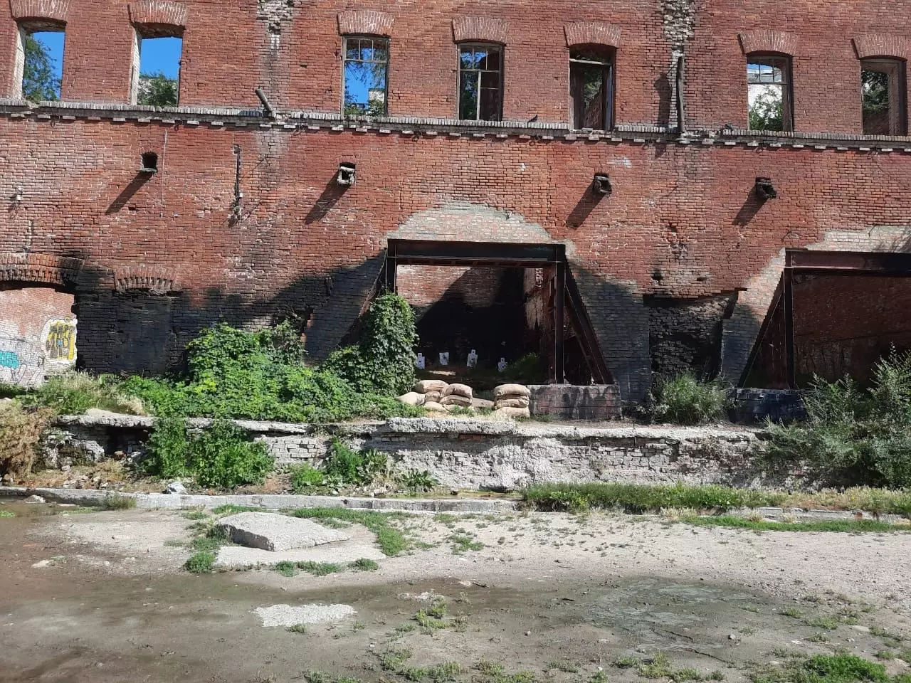 После съемок на Парамоновских складах киношники оставили мусор и стены в саже