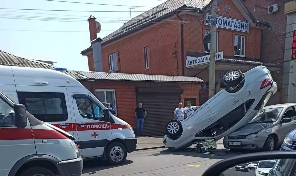 В ДТП с «перевертышем» на Сарьяна в Ростове пострадали двое пассажиров
