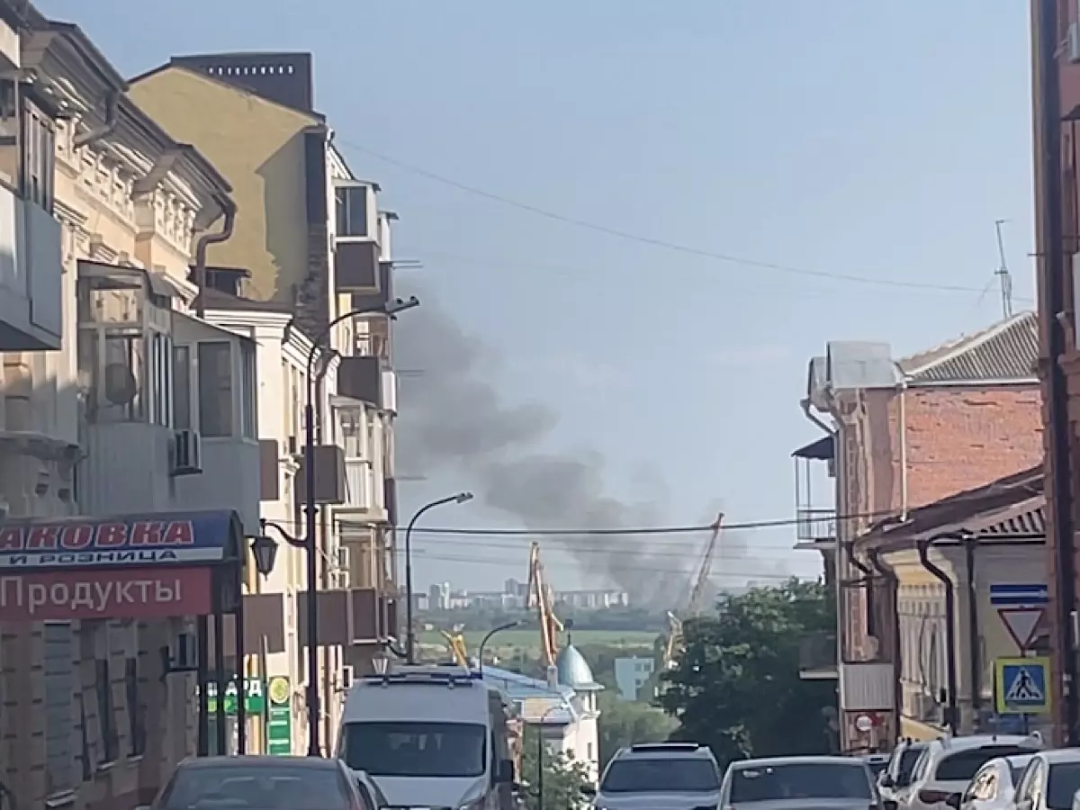 На севере Батайска бушует сильный пожар