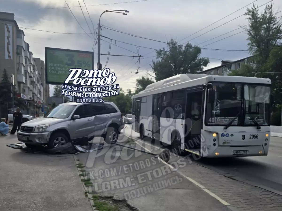 В Ростове автобус протаранил легковой автомобиль