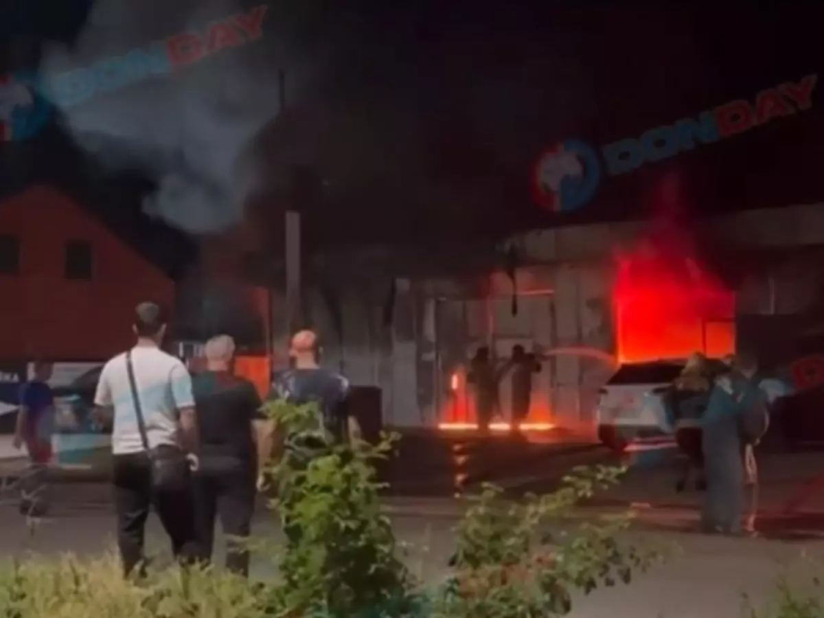 В Батайске ночью сгорела автомойка на улице Энегльса