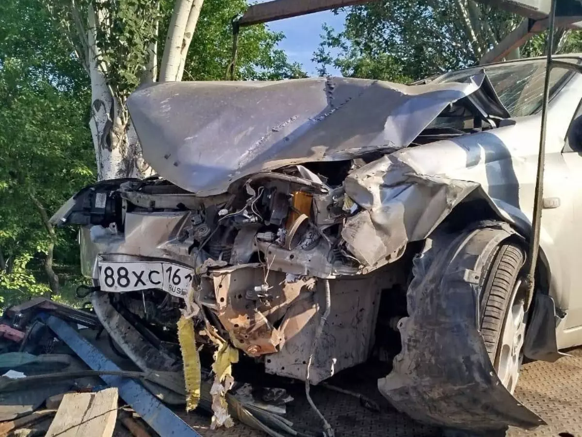 В Шахтах автомобиль врезался в остановку