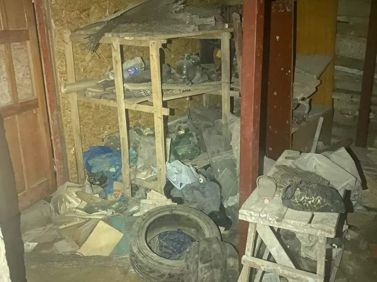 Жители многоэтажки на Плужной пожаловались на опасное состояние подвала
