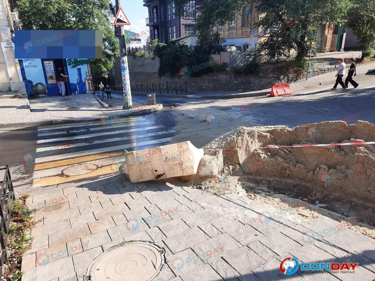 В Ростове на Семашко яму с бурлящим кипятком засыпали песком