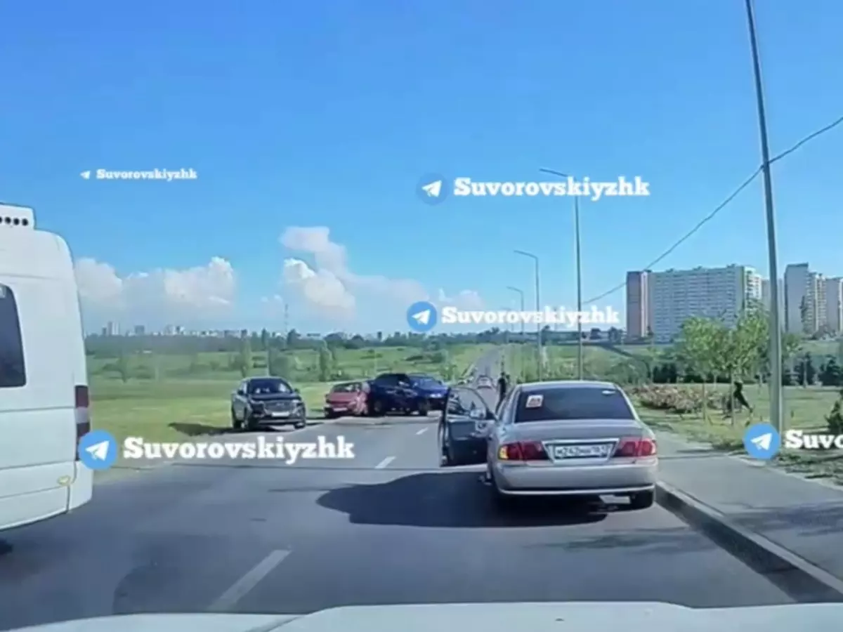 Появились кадры момента жесткого массового ДТП в микрорайоне Суворовский в Ростове