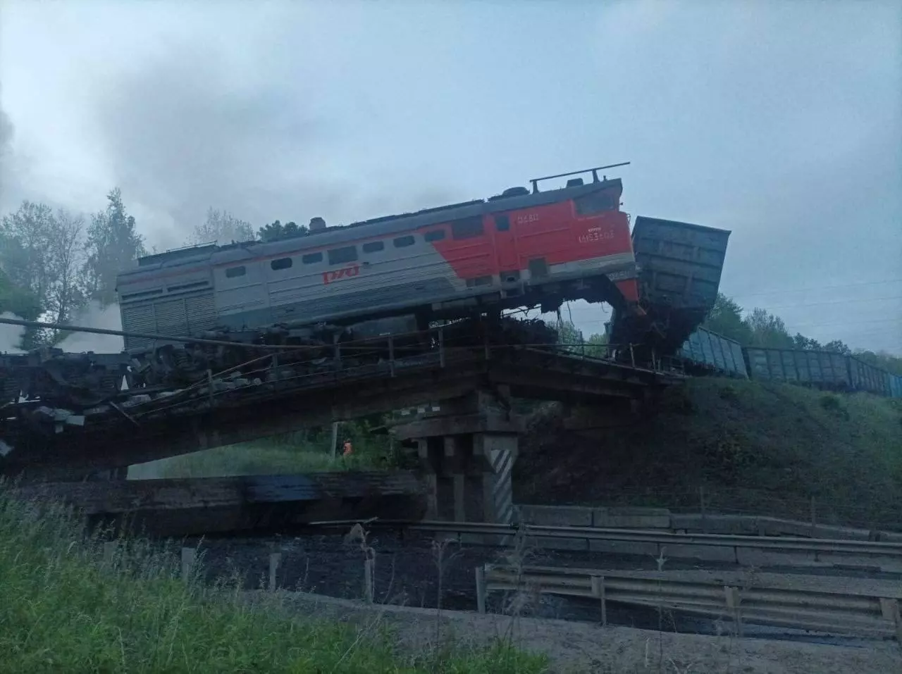 Ещё одно обрушение моста произошло ночью — в Курской области