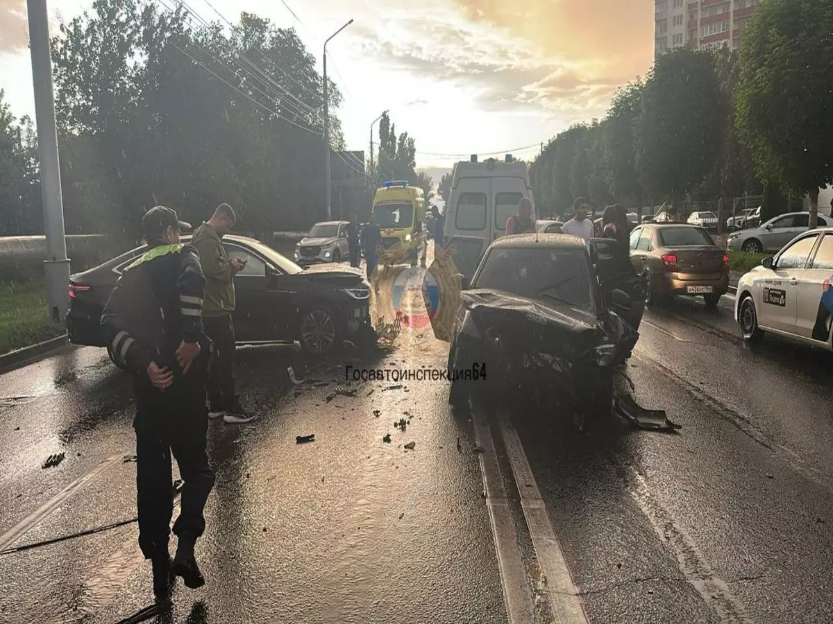 В Саратове в массовом ДТП пострадал 24-летний парень