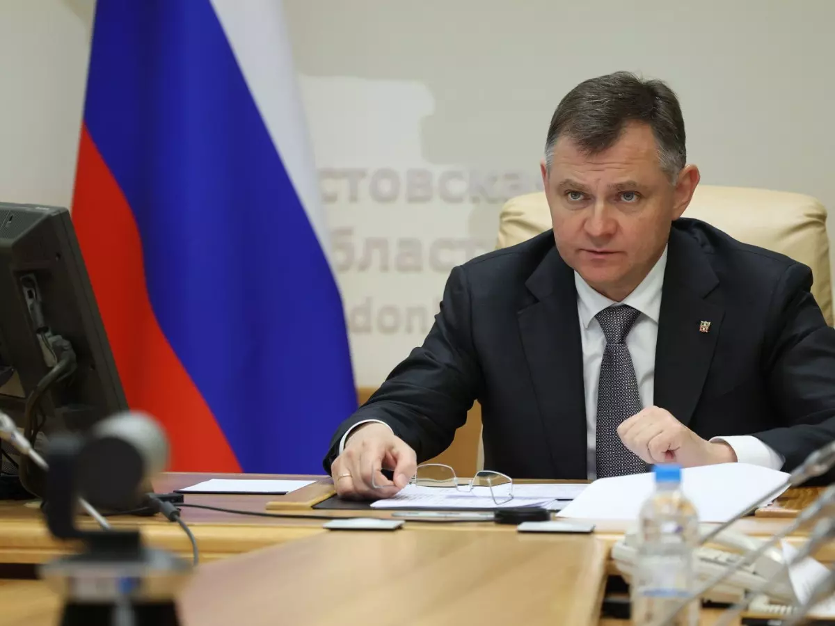Юрий Слюсарь ответил на вопросы жителей Дона о ремонте дорог и соцобъектов