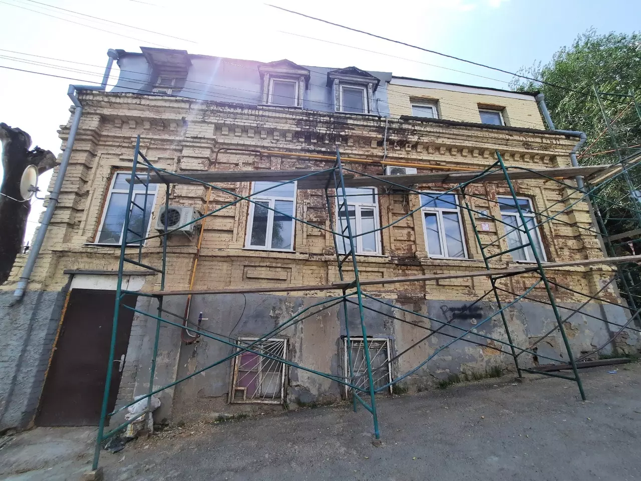 В центре Ростова во время ремонта дома XIX века уничтожили подлинный фасад