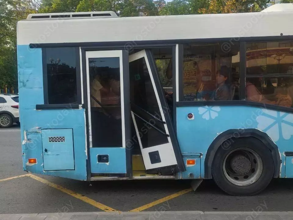 В Ростове у автобуса отвалилась дверь во время движения