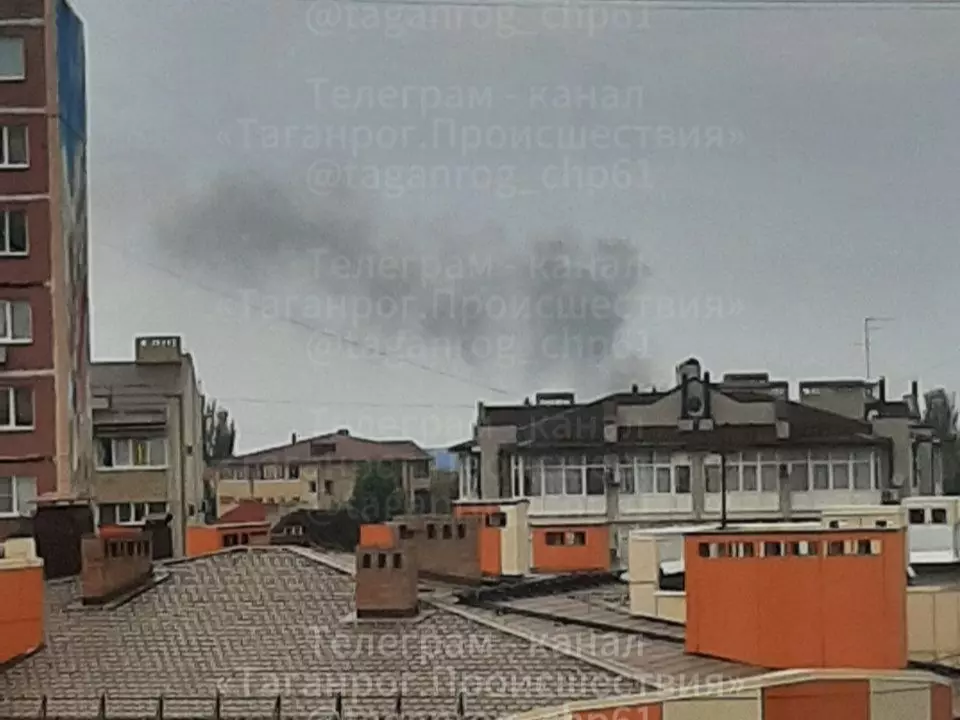 В Таганроге крышу жилого частного дома окутал черный дым