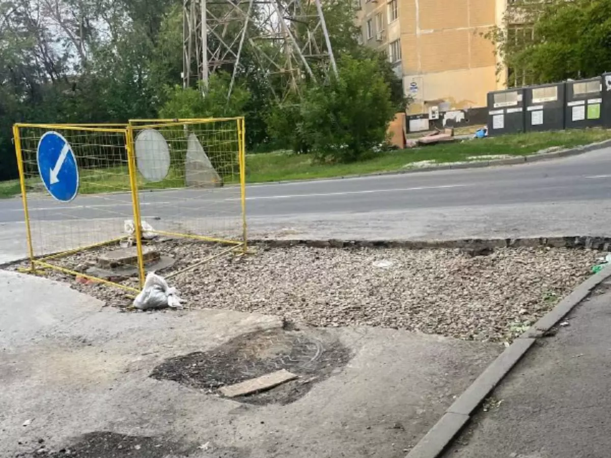 В Ростове затянули с ремонтом дороги во дворе многоэтажки на Содружества