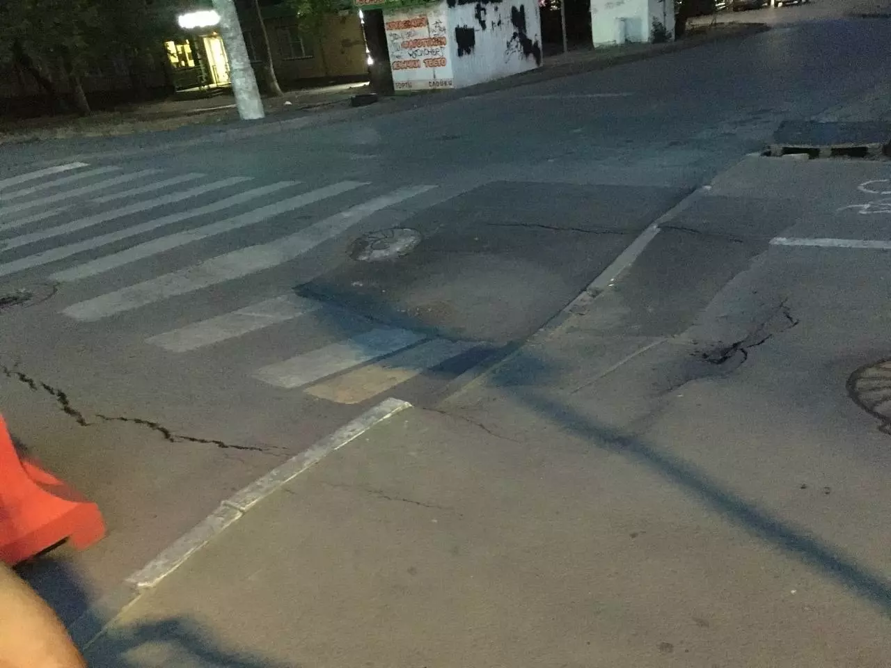 В Ростове на Западном после гидравлических испытаний разрушается асфальт