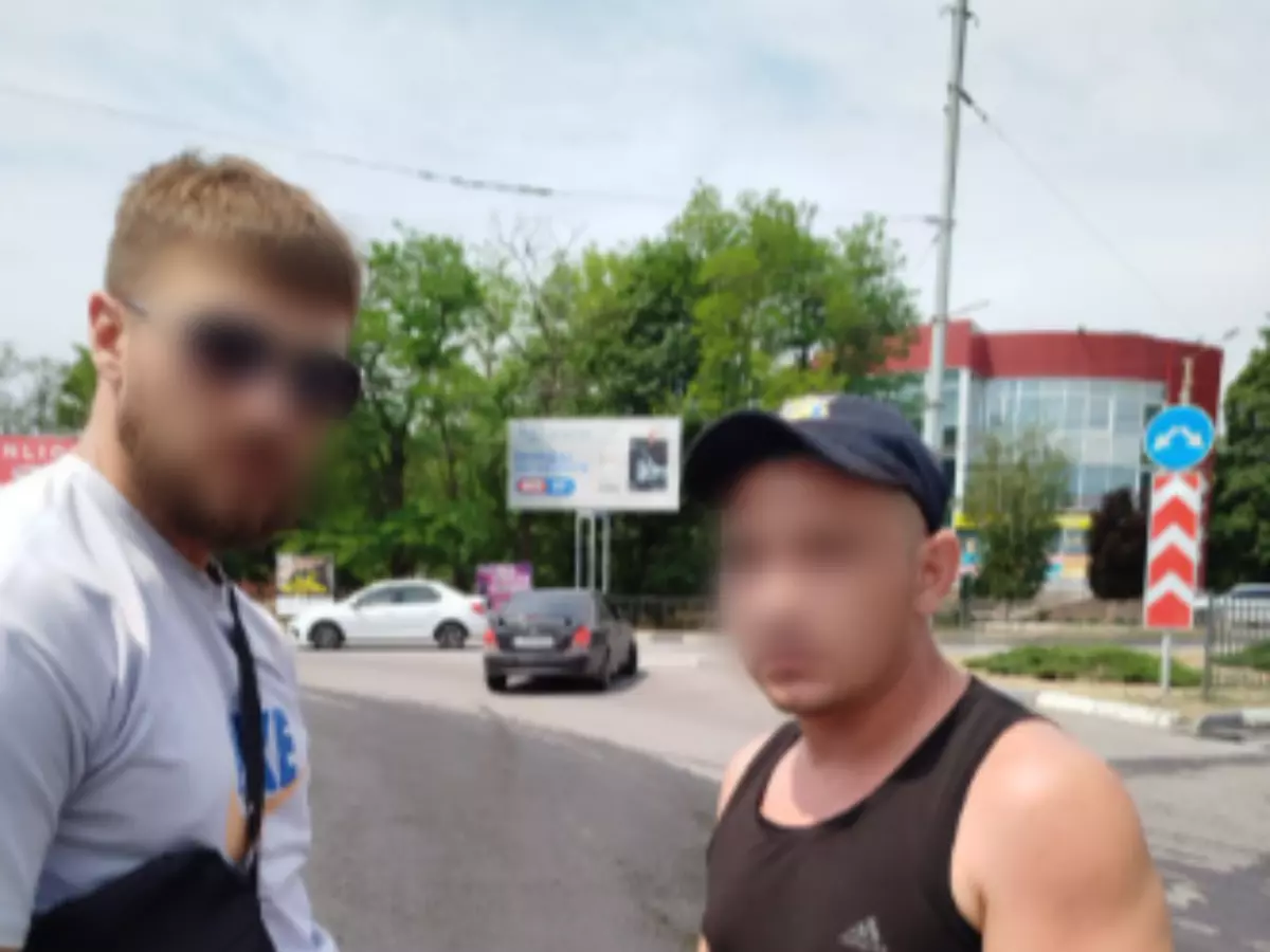 В Таганроге конфликт водителей на дороге перерос в агрессивное нападение
