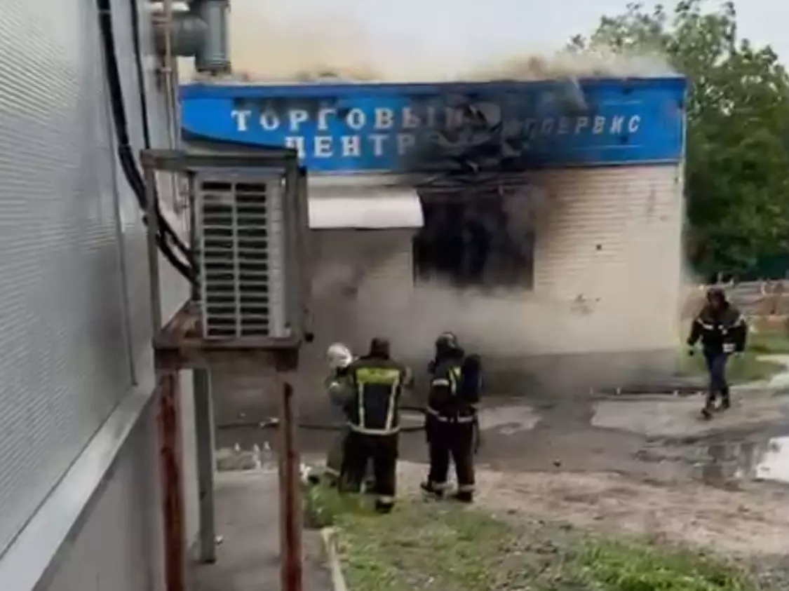 В Шахтах потушили крупный пожар в цеху по приему металла